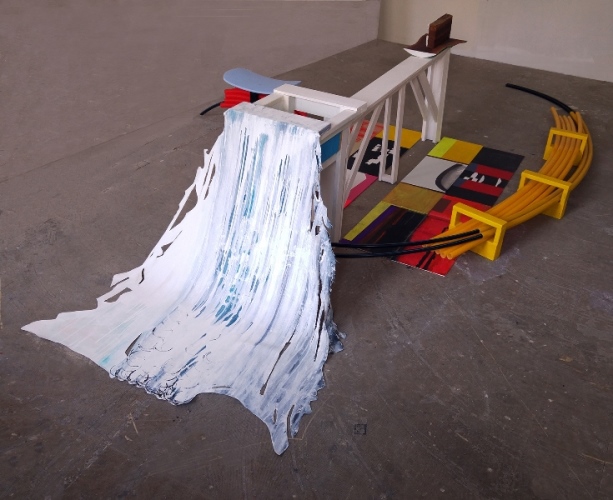 בוקה גרינפלד, קצף מתוך , מיצב רצפה, רב חומרים, עץ צינורות פלסטיק, ציורים באקריליק על דיקט ועל בד, 2019.